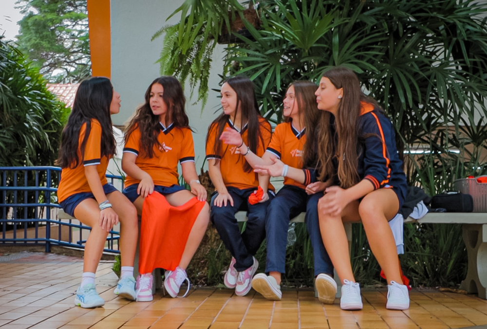 Adolescentes convivendo e participando de atividades em grupo